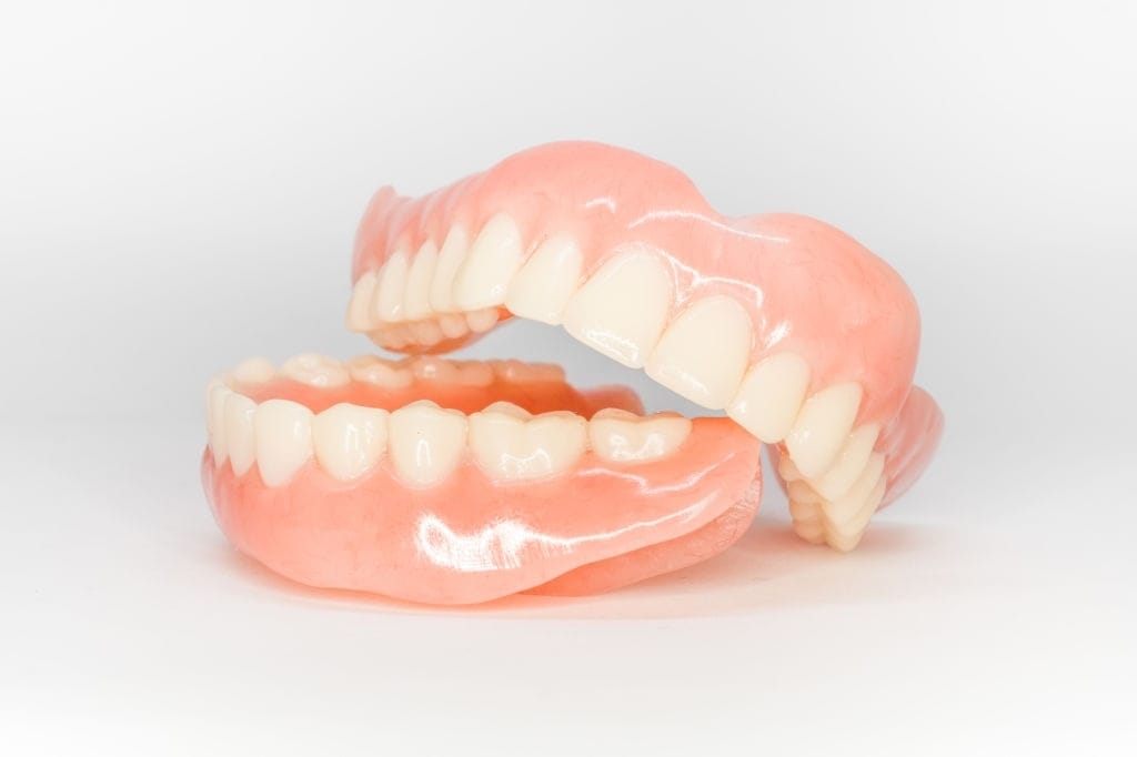 Dentadura postiza sin paladar: opciones, cómo se sujeta y de qué depende el precio